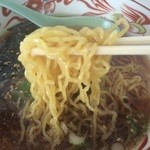 ラーメン甲斐路 - ラーメン　麺アップ（プリプリ細麺）