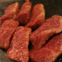 焼肉うしごろ 西麻布本店 - 厚切りハラミ3000円、これはうまい！（写真はほぼ倍の量）