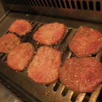 焼肉うしごろ 西麻布本店 - タンはロースターで良く焼き。サクふわの感覚がいい。