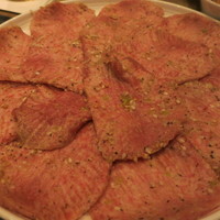 焼肉うしごろ 西麻布本店 - こちらの名物、極みのタン3000円（写真は6000円分）