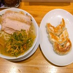 青竹手打ちラーメン 大和 - 料理写真:辛ねぎ塩ラーメンと焼餃子3個