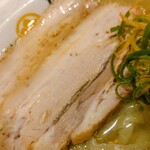 青竹手打ちラーメン 大和 - 辛ねぎ塩ラーメンのチャーシュー
