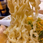 青竹手打ちラーメン 大和 - 辛ねぎ塩ラーメンの麺リフト