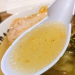 青竹手打ちラーメン 大和 - 辛ねぎ塩ラーメンのスープ