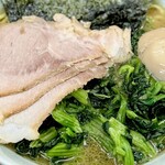 横浜らーめん 若武者 - ラーメンにほうれん草トッピング