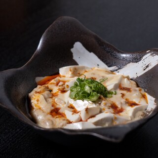 鉄板チンジャオロースや《白い麻婆豆腐》のオリジナル中華も充実