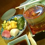 多助割烹 - お新香を肴に「竹鶴」を飲む