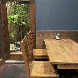 木の温もりを感じる寛ぎの店内。お1人様から大人数の宴会まで