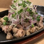 虎視眈々 - 「地鶏の炭火焼」歯応えのある親鶏とやわらか若鶏の2種