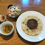 ぴっころ - メニューには、十種の野菜サラダ付きと記載でしたがもっと入っていたような。サラダのドレッシングもピクルスも酸味は効いてます。ドリンク付きで税込¥1650