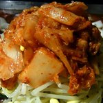 やなちゃん - 色々と具材が入っているでしょ。一番上のキムチ部分です。