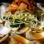 やなちゃん - 色々と具材が入っているでしょ。もやしに玉ねぎが沢山入ってます。