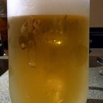 まずは何時ものように生ビールからのスタートです。駅からちよっと歩きましたから喉もカラカラです。グビグビって一気に半分以上飲んじゃいましたよ。ぷふぁ～。とっても美味しいですよ。