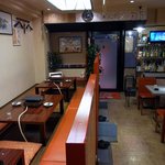 やなちゃん - 奥から入口方面を撮っています。左側が掘りごたつ式のテーブル席で右側が普通のテーブル席になっています。