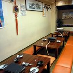 やなちゃん - ここは少し大き目のテーブル席なんですよ。ゆったり食べたいときはここで決まりです。女性はブーツを脱ぐのが大変だと思いますが。４人ならこちらがお勧めです。