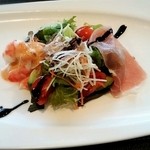 ビストロカフェ　ラピス - ★本日のシェフの気まぐれサラダ(生ハムと海老のサラダ)