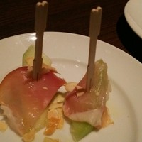 ウルフギャング・パック カフェ 愛知芸術文化センター店 - アミューズ  メロンに生ハム巻き