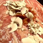 ワインの酒場。ディプント - 【'25.12】生ハムとサラミのてんこもりハーフ トッピングでマッシュルーム 合計1386えん