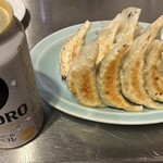 だもんで餃子 - 餃子と缶ビール