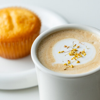 豊かな香りに包まれる金木犀ラテ。その他ドリンク20種類以上！