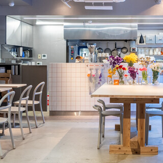 白×オレンジを基調としたクリアな空間。テイクアウトもOK