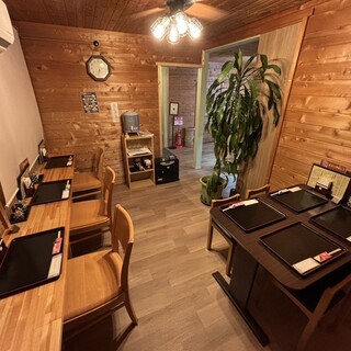 洋室にはカウンター席とテーブル席をご用意しております。