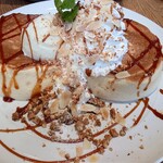 HEARTH SMOKED GRILL＆GALETTE - 塩キャラメルソースとバニラアイスのパンケーキ