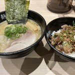 麺じや - 濃厚豚骨醤油ラーメン　と　ほろ肉丼