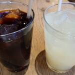 HEARTH SMOKED GRILL＆GALETTE - アイスコーヒーとグレープフルーツジュース