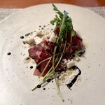 小林食堂 - 土佐あか牛の生ハムと和牛ハツの叩き ルッコラと煎餅のサラダ