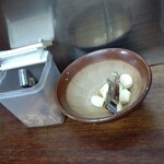 ふくちゃんラーメン - 卓上の揚げにんにく＆生にんにく