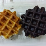 SWEETS&CAFE JOEL - 料理写真:プレーン　270円 /チョコレート　270円