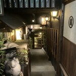 蒸し屋清郎 - 入口までの雰囲気、イイでしょ？