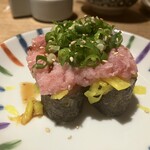 蒸し屋清郎 - トロタクの量がコレまた丁度イイ。軍艦2艦に見えるけど細巻き4つなの。