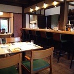 イル・ピアーノ - 店内 カウンター席とテーブル席