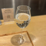 担担麺の掟を破る者 - 何故かスパークリングウォーター❤️ワイングラスで飲むと素敵✨