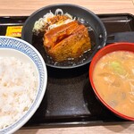 吉野家 宇部昭和町店 - 厚切り豚角煮定食 1,097円、豚汁変更 +121円