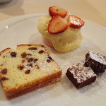 サンク・オ・ピエ - AOCブレス産バターとモンバジャックの貴腐ワインでマリネしたレーズンのパウンドケーキ、ヴァローナ社マンジャリのパヴェ・ド・ショコラ、イチゴのムースグラッセ クレーム・パティシェール