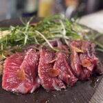 マグロマート - レアステーキ、敷かれた酢飯も素敵