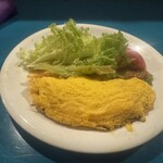 ホローズ - サラダのドレッシングは自家製！ 醤油ベース？ トマトや玉ねぎも感じる美味しい濃い味(⁎˃ᴗ˂⁎)