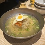 万両 - 冷麺ハーフ