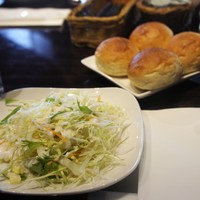 カレス - ランチのパンとサラダ