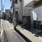 とんかつ桂 - お店の真ん前にバス停あり。