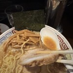 麻布ラーメン - 断面もイイじゃんのまきバラ。