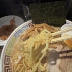 麻布ラーメン - 中太麺はツルモチ食感。