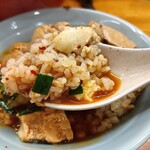 らーめん護什番 - 一口ご飯の上に豆腐とスープをかけて