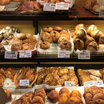 たま木亭 - パンの棚の一部