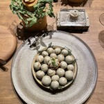 REnatre - 最初はアミューズ三種からスタート　北寄貝のタルト　　　あんぽ柿と金柑のカナッペ　イカとコラトゥーラのパイ　いきなり素敵な盛り付け