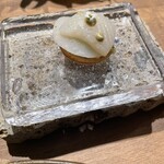 REnatre - イカのタルト　器が素敵です　コラトゥーラの風味が良いアクセント