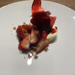 REnatre - フランボワーズとニコニコベリーのデザート　ルバーブのソルベが中に入ってます